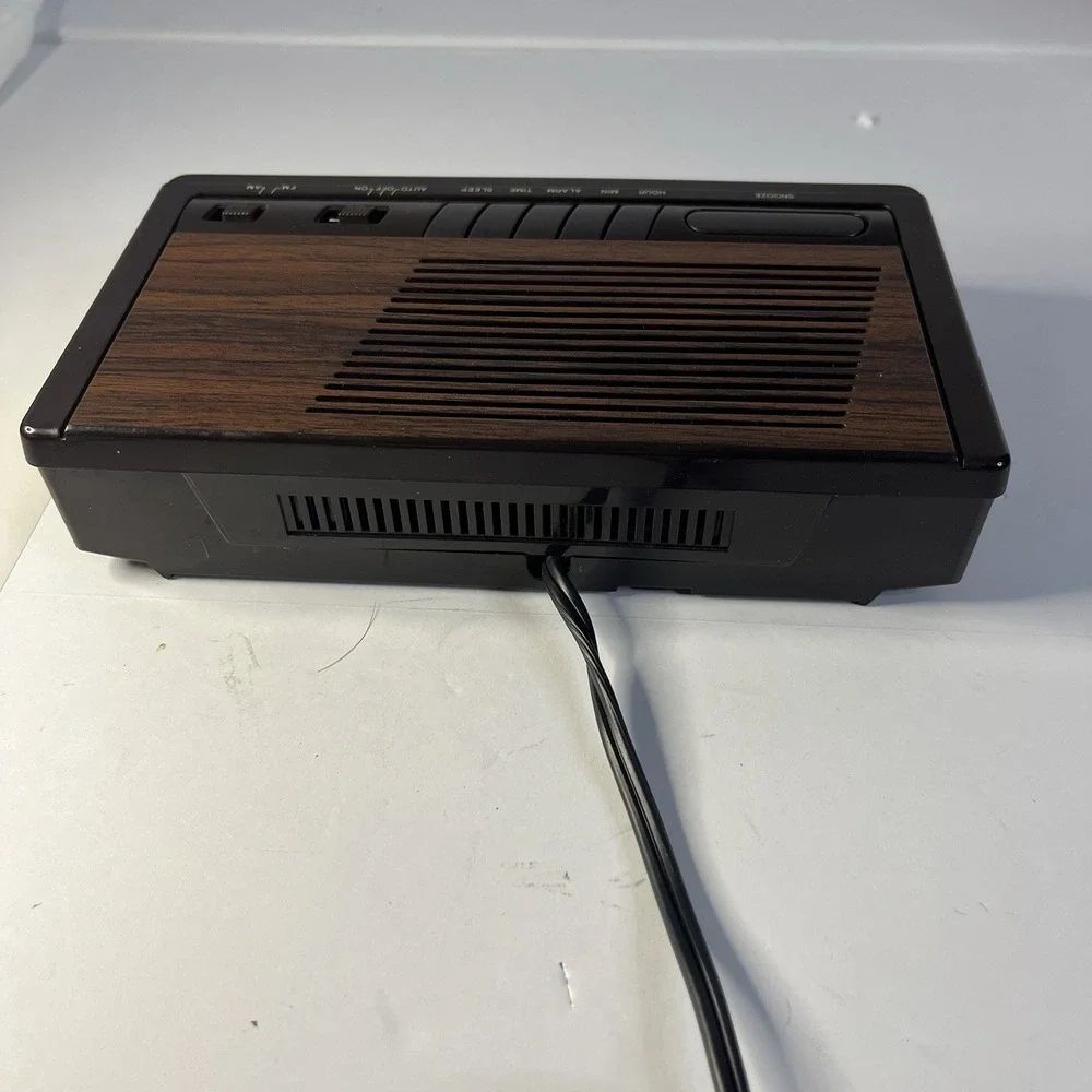 Cosmo CR-2032 FM/AM Digital Clock Radio Walnut Finish Vintage LED Alarm tested